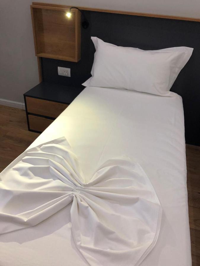 Andys Rooms Hotel Тирана Екстер'єр фото