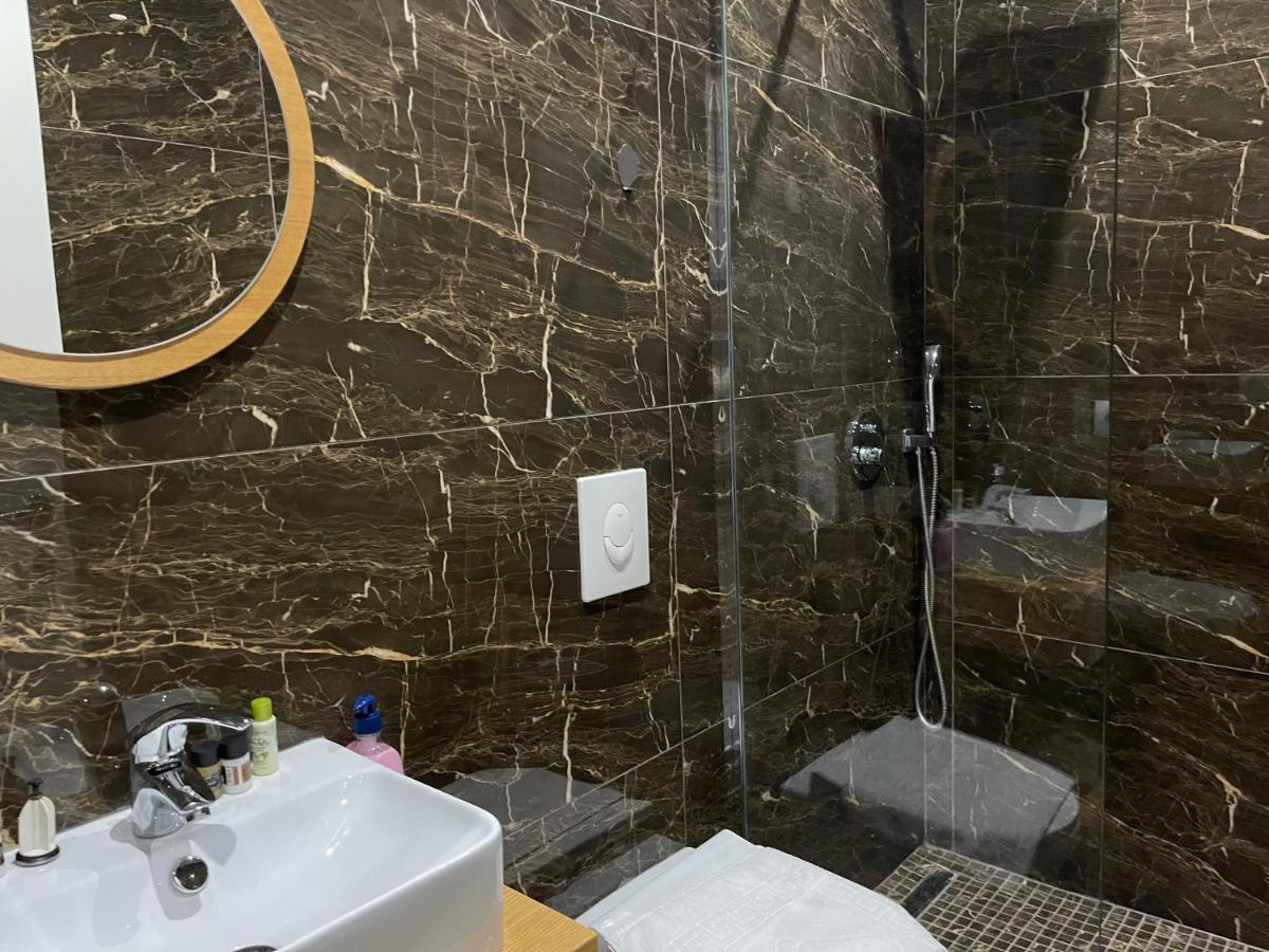 Andys Rooms Hotel Тирана Екстер'єр фото